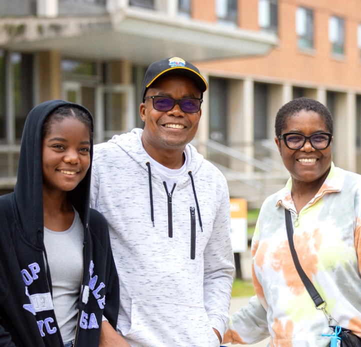 Parents and student at move-in
